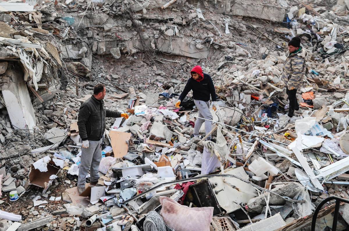 Famiglia italiana tra le vittime del sisma: trovati sei corpi sotto le macerie
